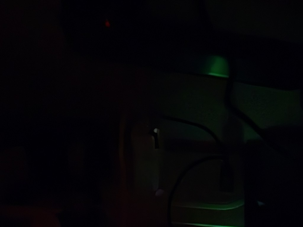 遮光シール貼り付け後の充電器LEDランプが暗くなったアフター画像