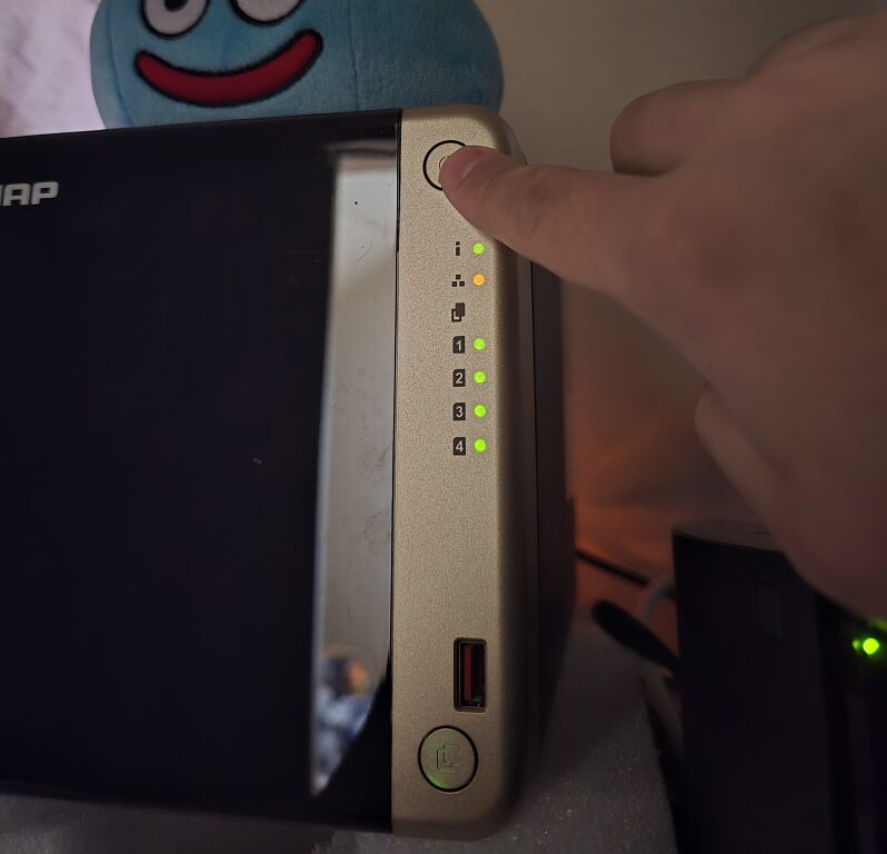 QNAPのNASの電源ボタン操作