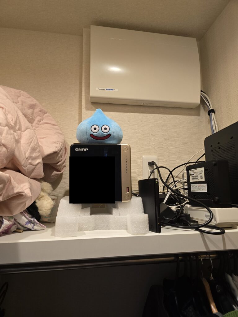 実際のクローゼットの中NASの設置画像