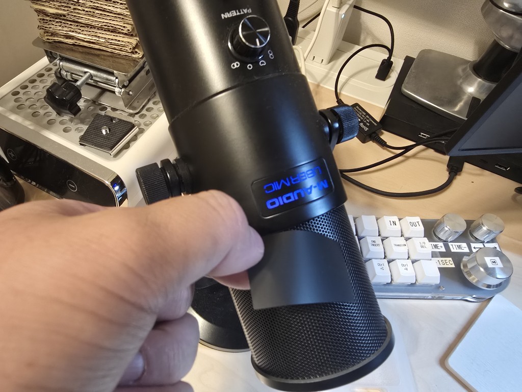 LEDランプに合わせて遮光シールのサイズを確認している様子