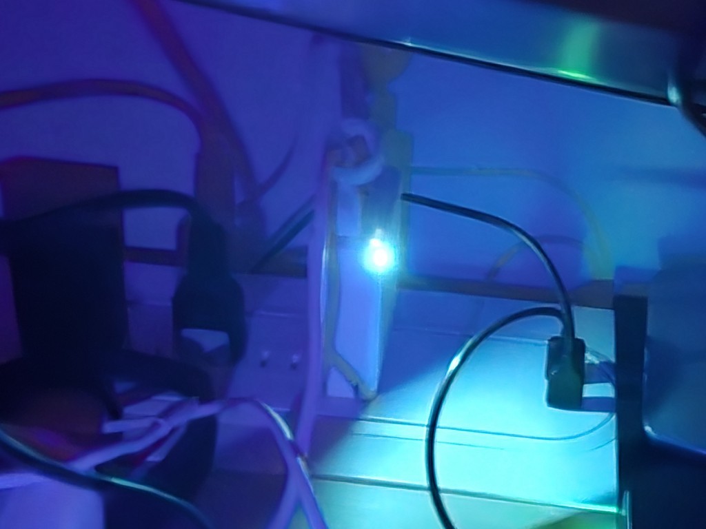 遮光シール貼り付け前の充電器LEDランプが光っているビフォー画像